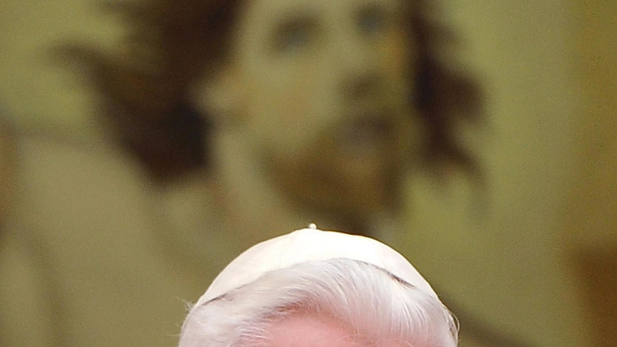 Benedykt XVI to wybitny intelektualista, rozumie historię, stawia pytania, na które społeczeństwa zachodnie muszą sobie odpowiedzieć. Dlatego należy go słuchać - uważa lord Jonathan Sacks, główny rabin brytyjskich Zjednoczonych Kongregacji Żydowskich.