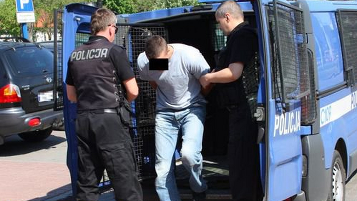 Pseudokibice, którzy w Bydgoszczy na stadionie zakłócili sportowe widowisko, zostali zatrzymani przez bydgoskich, poznańskich i warszawskich policjantów.