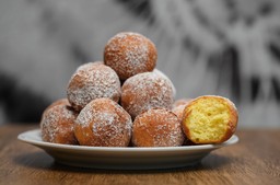 mniej tłuste i łatwe do zrobienia. tajemnicą tych pączków jest jeden składnik. przepis na pączki