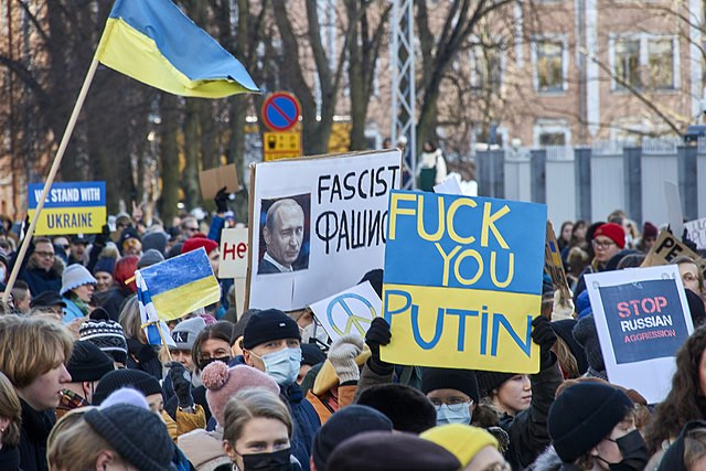Demonstracja poparcia dla Ukrainy w Helsinkach w lutym 2022 r.
