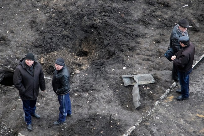 Krater powstały po pociskach wystrzelonych przez separatystów w kierunku Doniecka.