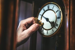 Zmiana czasu na letni 2025. Tego dnia możesz przyciągnąć pecha. Pamiętasz przesąd z PRL-u?