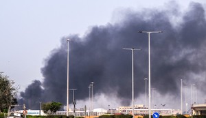 Dim iznad luke Zajed nakon iranskog udara na Abu Dabi 1. marta
