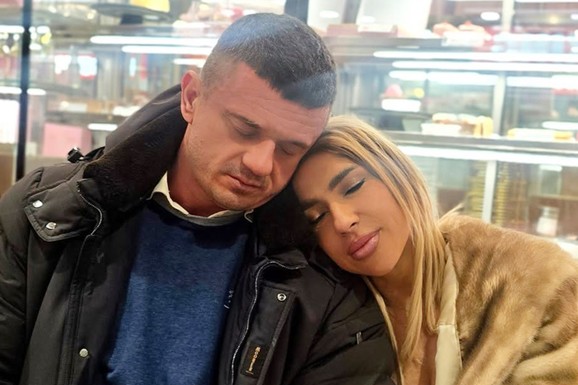 JOVANA JEREMIĆ SE NE ODVAJA OD TIGRA Voditeljka ga grli i ne pušta, a na ruci sija verenički prsten: Evo gde ju je odveo: "Slatkiši"