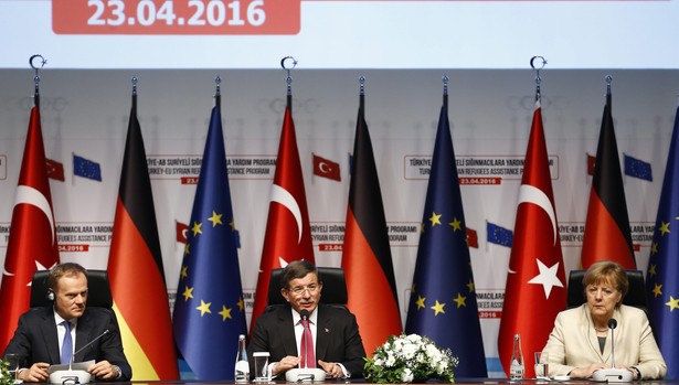 Donald Tusk wraz z kanclerz Niemiec Angelą Merkel i teureckim premierem Ahmeta Davutoglu na konferencji prasowej.