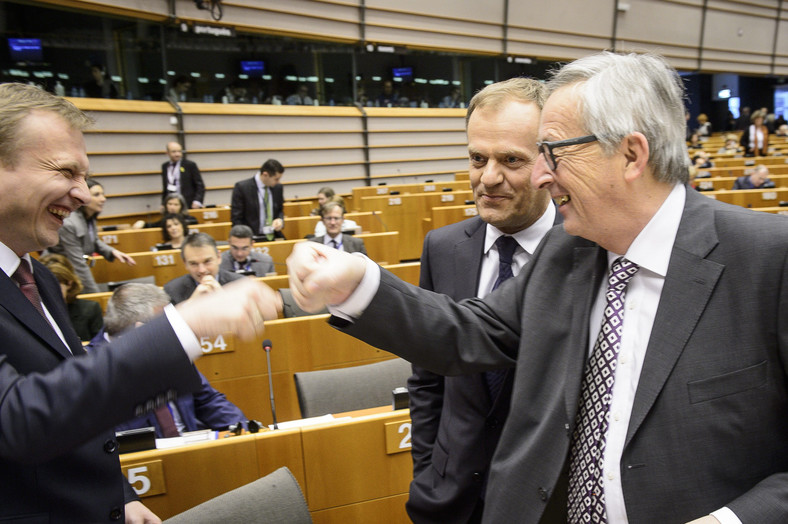 Od lewej: Piotr Serafin, Donald Tusk i Jean Claude-Juncker, 2015 r.