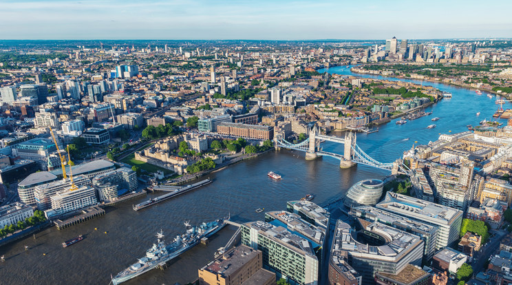 London egyik történelmi szimbóluma, a Tower Bridge sokáig a város egyetlen hídja volt. Közepe felnyitható, ez teszi lehetővé a tengerjáróhajók áthaladását/ Kép: Shutterstock