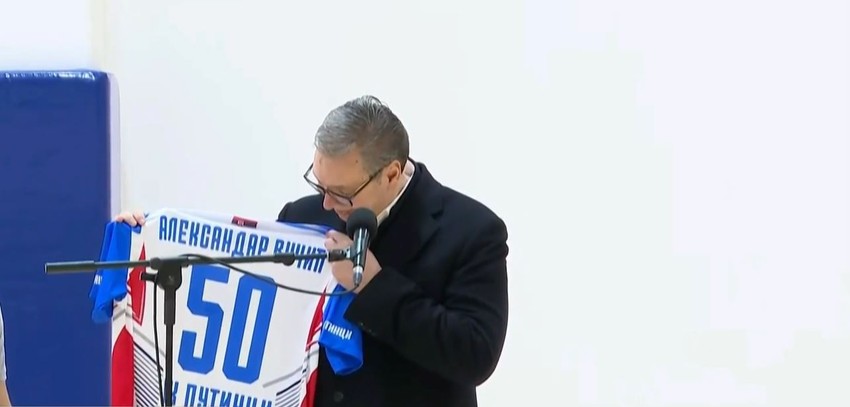 Vučić dobio poklon od meštana Putinaca