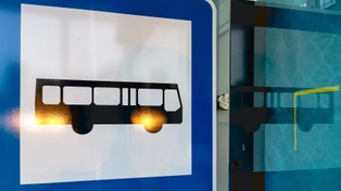 "Nie karm Putina, jedź autobusem". Partia Razem wzywa do wprowadzenia bezpłatnej komunikacji miejskiej