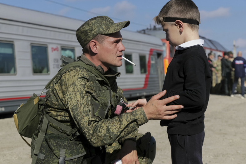 Rosjanin żegnający się z dzieckiem przed udaniem się do wojska w ramach mobilizacji, 29 września 2022 r.