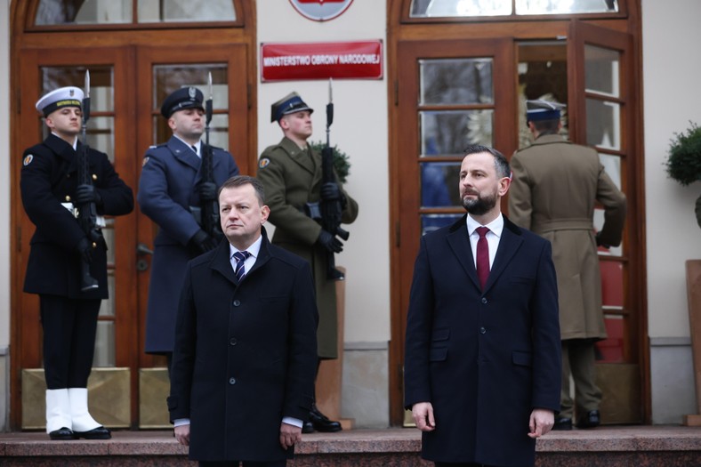 Mariusz Błaszczak i Władysław Kosiniak-Kamysz podczas przekazania resortu obrony