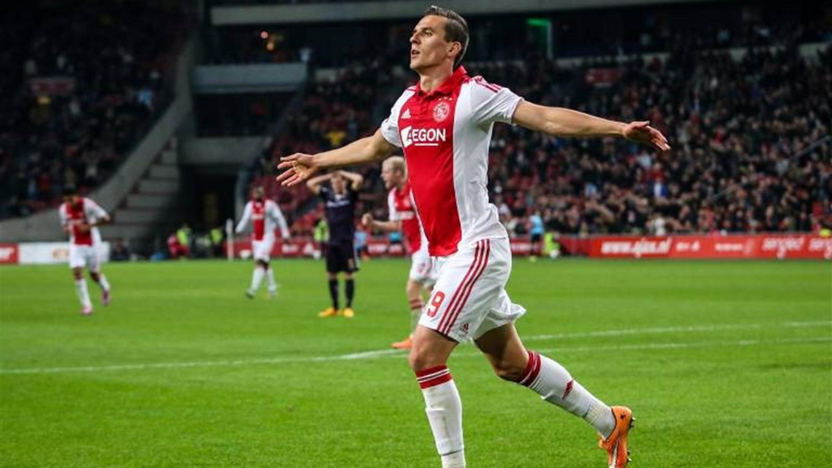 Arkadiusz Milik znów zaliczył bardzo udany mecz w barwach Ajaksu Amsterdam. Jego klub pokonał na wyjeździe Cambuur 4:2, a polski napastnik strzelił dla najlepszej ekipy Eredivisie z poprzedniego sezonu dwa gole. Holenderskie media już spekulują, że Ajax wykupi Milika z Bayeru Leverkusen i zaoferuje mu nowy, znacznie lepszy kontrakt.