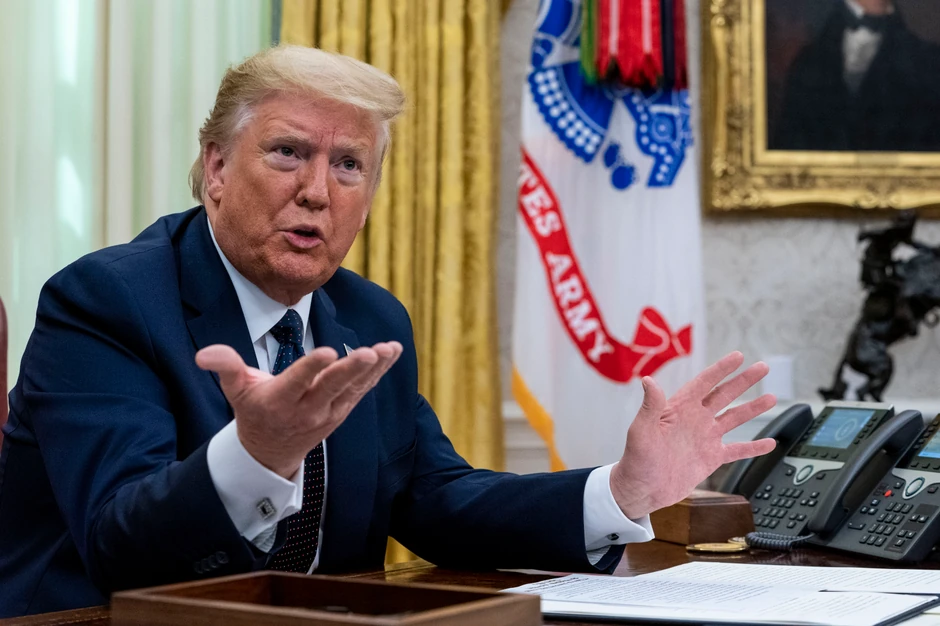 Donald Tramp uoči potpisivanja naloga