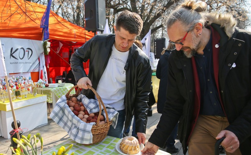 WIELKANOCNA DEMONSTRACJA KOMITETU OBRONY DEMOKRACJI PRZED KANCELARIĄ PREMIERA