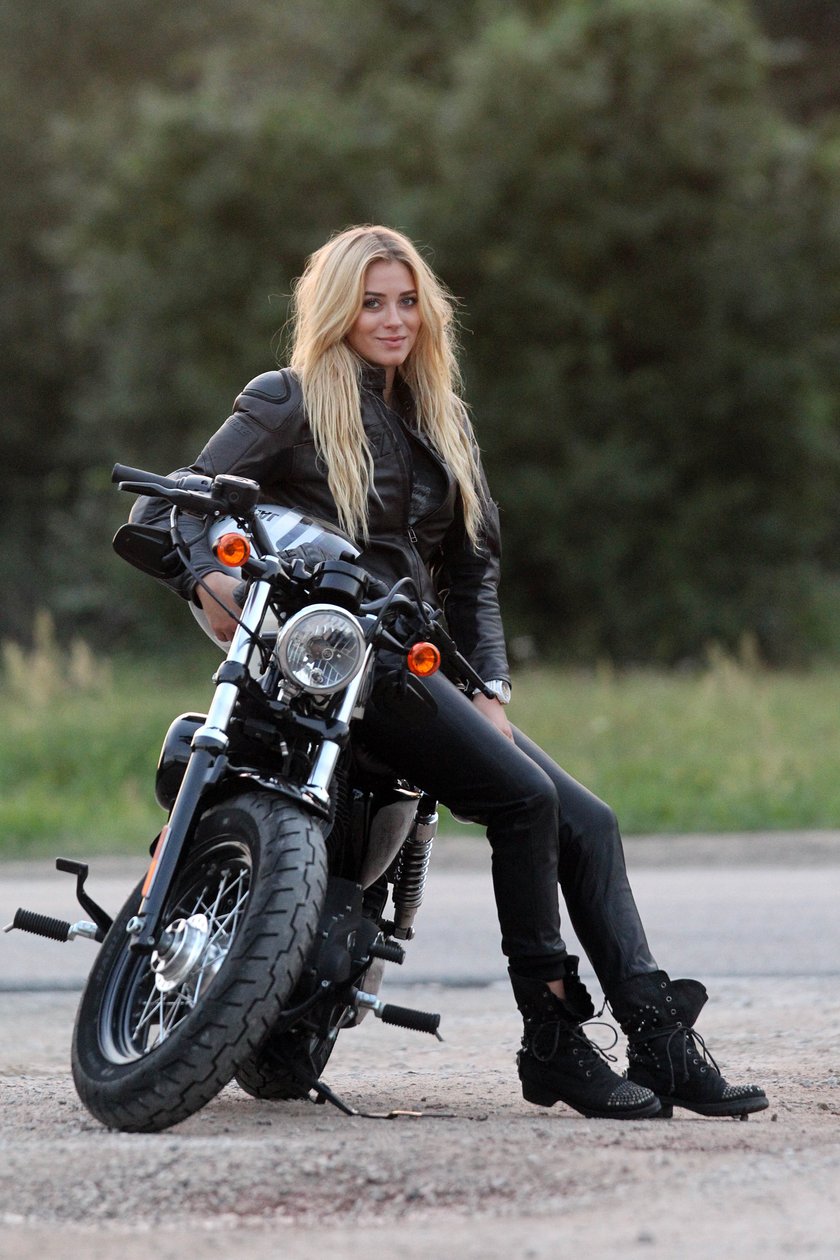 Marcelina Zawadzka na motocyklu