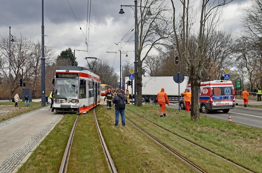 Zderzenie tramwaju z volvo na Dąbrowskiego w Łodzi