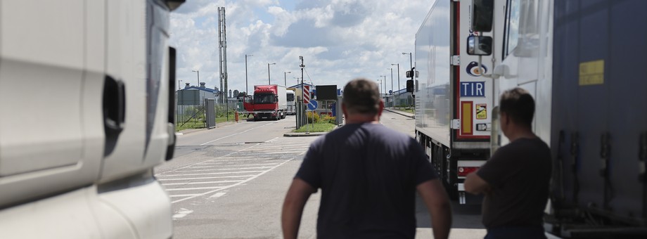 Lokalni biznesmeni oczekują, że Moskwa weźmie na siebie ciężar i koszty przeorganizowania łańcuchów logistycznych. Zwłaszcza, że wprowadzone w miniony weekend ograniczenia to dopiero początek. Na razie przez Litwa nie będzie odprawiać ładunków ze stalą, metalami i ich pochodnymi, ale w ciągu kolejnych tygodni będzie realizować kolejne punkty z list sankcyjnych. Z transportów kierujących się do Kaliningradu stopniowo będzie znikać cement, drewno i wyroby z drewna, setki rodzajów komponentów oraz substancji wymaganych w branży budowlanej i produkcji przemysłowej