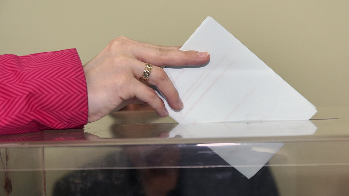 Członkowie komisji w jednym z lokali wyborczych w Częstochowie wyściełali przezroczystą urnę pokrowcem, w którym została dostarczona. Tłumaczyli, że chcieli w ten sposób zapewnić tajność głosowania.
