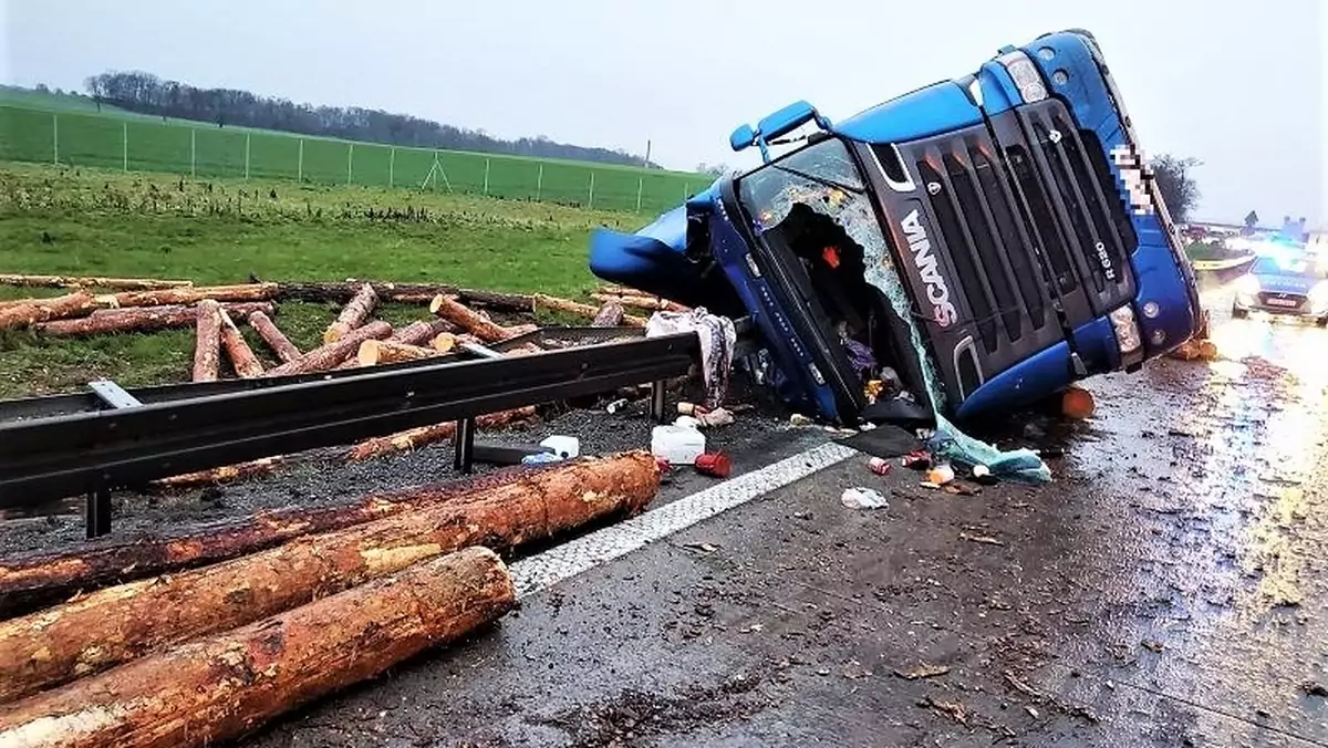 Wypadek ciężarówki z drewnem na A4