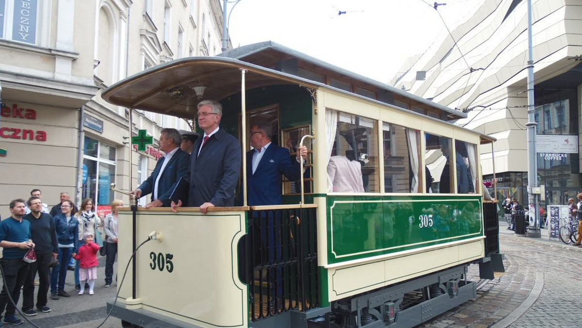 Odrestaurowany wagon doczepny Carl Weyer z 1905 roku w sobotę i niedzielę będzie jeździć trasą linii turystycznej nr 0. Pasażerowie "zerówki" będą mogli zwiedzić miasto również z pokładu krakowskiej eNki i doczepy "sanockiej".