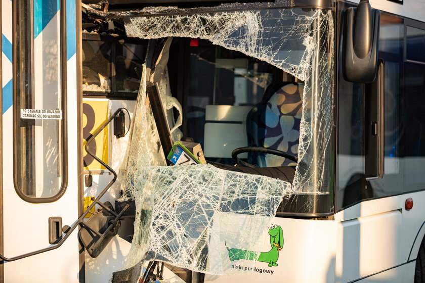 Wypadek w Szczecinie. Autobus zderzył się z tramwajem. Są ranni