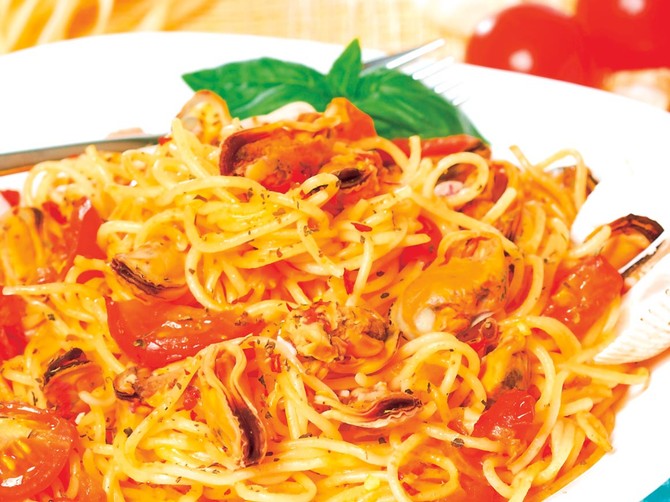29071_mediteranske-spagete-stock-photo-delicious-spaghetti-marinara-with-fish-calamari-and-mussels-with-a-spicy-tomato-sauce-shutterstock_82472035