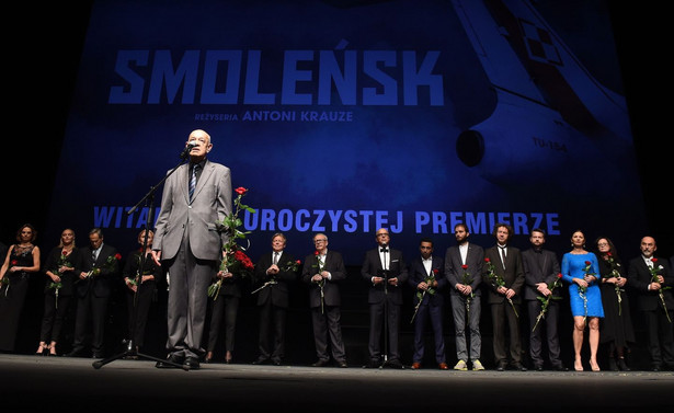 "Ten film jest protestem przeciwko manipulacjom prawdą". Kilkuminutowe brawa po premierze "Smoleńska"