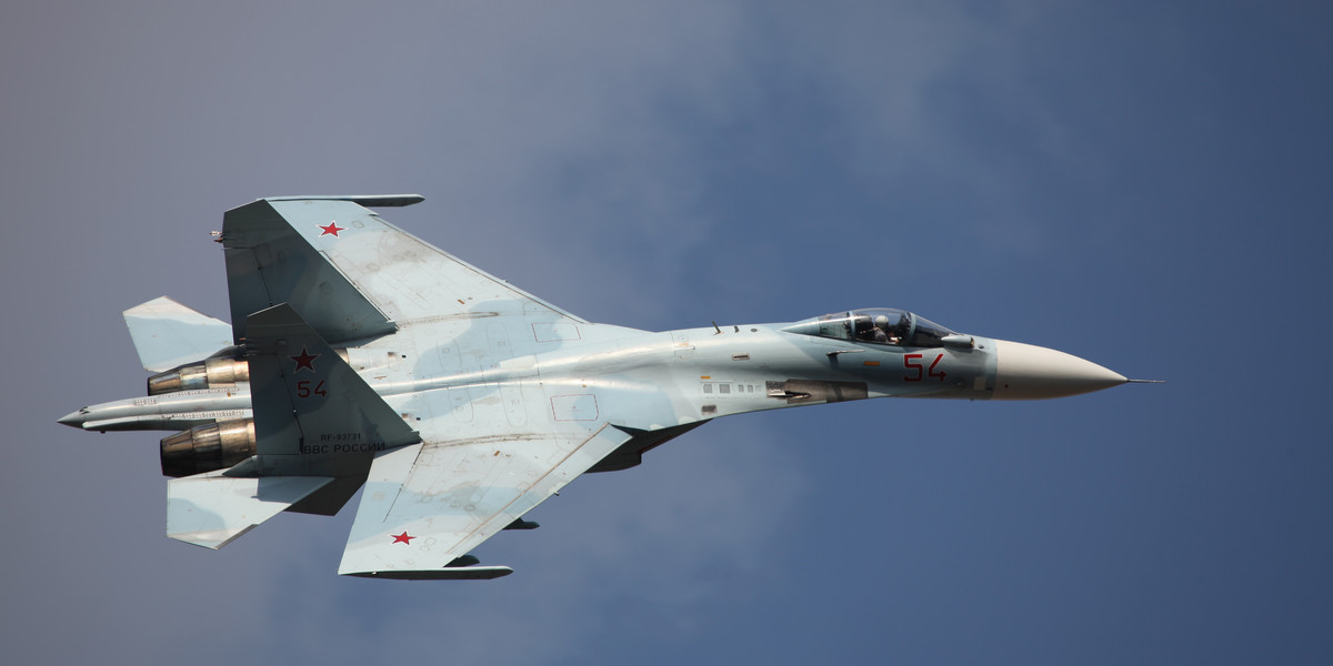 Su-27SM3 w locie podczas obchodów 100-lecia rosyjskich sił powietrznych