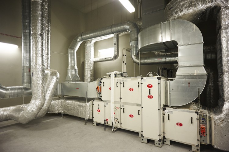 Prezydent Gdańska, Paweł Adamowicz zauważył, że to pierwszy podwodny tunel drogowy w kraju. „Jest to prototyp w skali kraju więc jest to swego rodzaju laboratorium inżynieryjne i kolejne miasta mogą ośmielić się zbudować tunel w takiej technice, bo dzięki temu będą mogły się rozwijać komunikacyjnie w podziemiu, co jest oczywiste dla miast zachodniej Europy” - tłumaczył.
<br>
Dyrektor ZDiZ, Mieczysław Kotłowski nie ma wątpliwości, że na tunelu „skorzystają wszyscy: mieszkańcy, gospodarka, głównie porty”. Wyjaśnił, że dzięki tunelowi np. na ulicach zmniejszy się liczba pojazdów ciężkich, ale pojawi się więcej pojazdów w innych niż dotychczas relacjach. Według specjalistów, skorzystają przede wszystkim kierowcy jadący od strony Południowej Obwodnicy, Elbląga w stronę Sopotu.
<br>Na zdjęciu: Tunel pod Martwą Wisłą w Gdańsku - centrum wentylacji tunelu 
<br>bls/ pz/
<br><br>fot.  (mr) PAP/Dominik Kulaszewicz