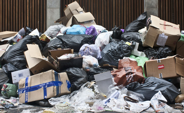 Jemen tonie w śmieciach. Groźba epidemii malarii [WIDEO]