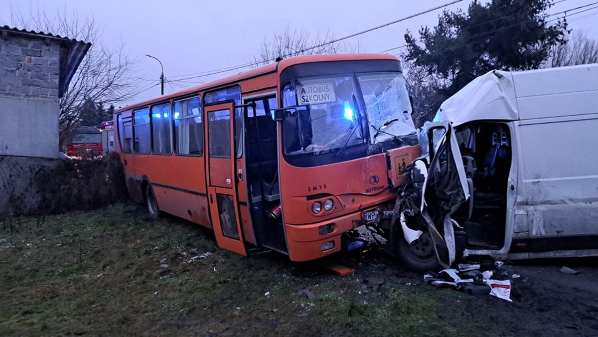 Autobus szkolny zderzył się z dostawczakiem. Są ranne dzieci, kierowca w szpitalu