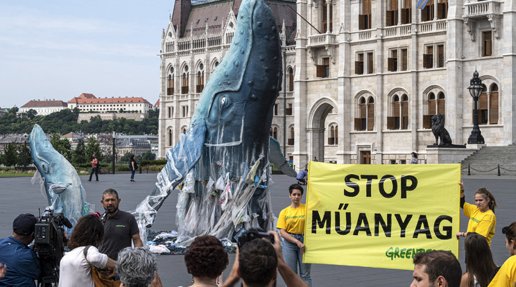 A szemétből készült szoborral szeretnék felhívni a figyelmet a műanyagszennyezésre / Fotó: MTI