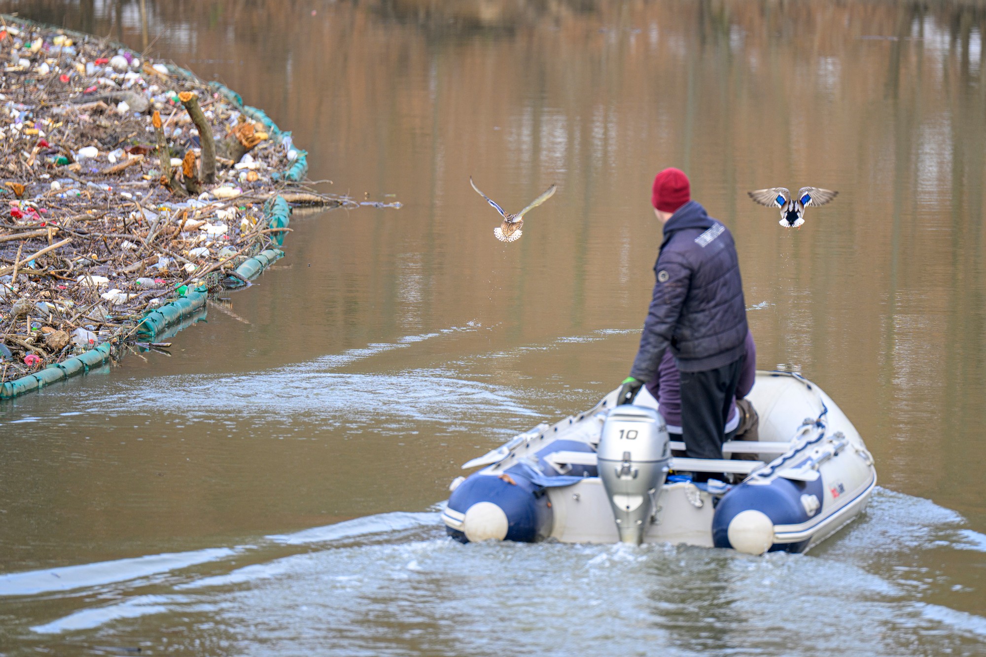 Vodnú nádrž Ružín opäť zaplavili tony odpadu.