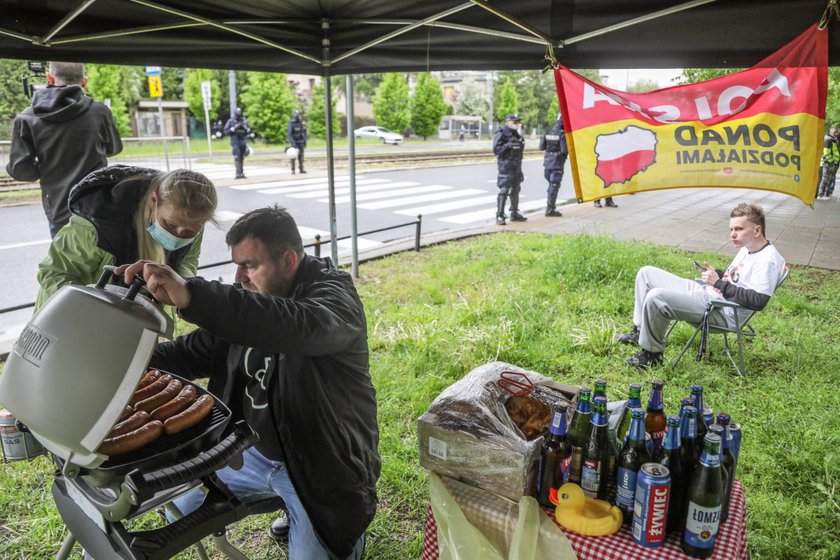 "Grill u Jarka". Happening pod domem Jarosława Kaczyńskiego