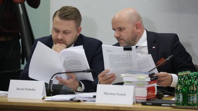 Posłowie Jacek Ozdoba i Mariusz Gosek na posiedzeniu komisji śledczej ds. Pegasusa.