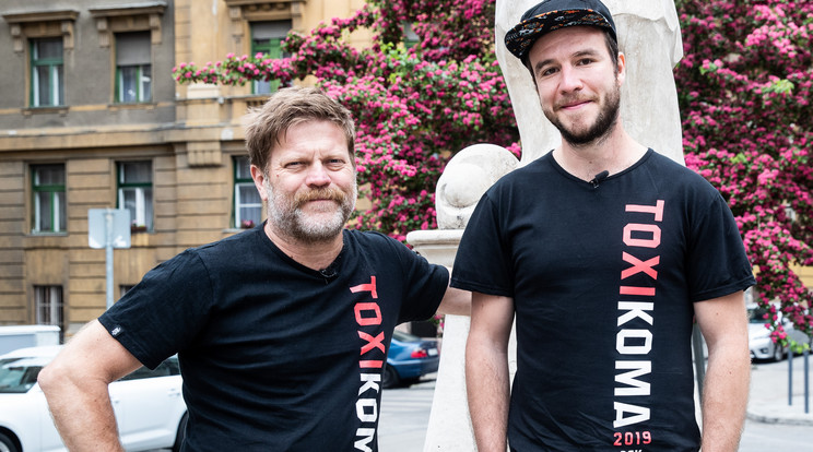 Szabó Győző (balra) és kollégája,Molnár Áron segített a rászorulókon jótékony akciójukkal. / Fotó: Zsolnai Péter