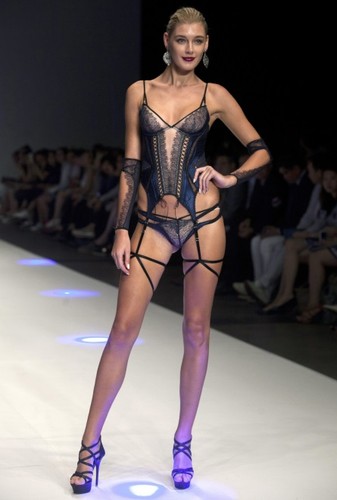 Pokaz bielizny na tygodniu mody w Hongkongu