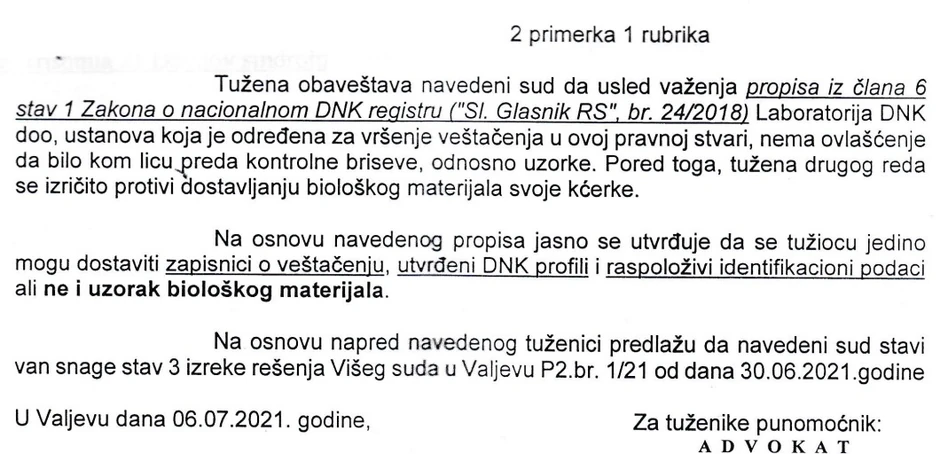 U isto vreme postupajući sudija odbija podnesak advokata da se tužiocu po zakonu ne smeju predati uzorci biološkog materijala
