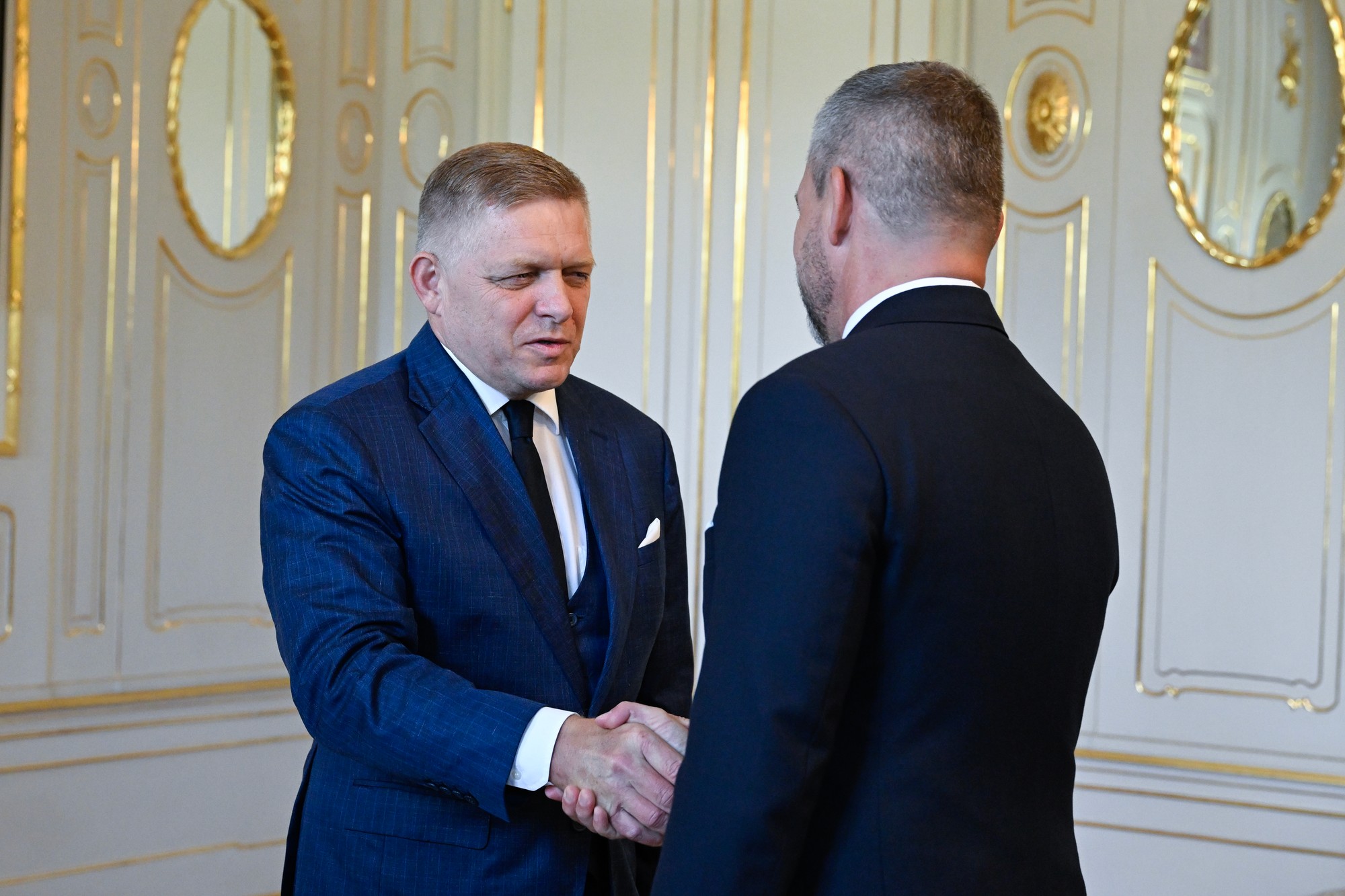 Prezident SR Peter Pellegrini (vpravo) a premiér SR Robert Fico (Smer-SD) diskutujú počas stretnutia v Prezidentskom paláci.