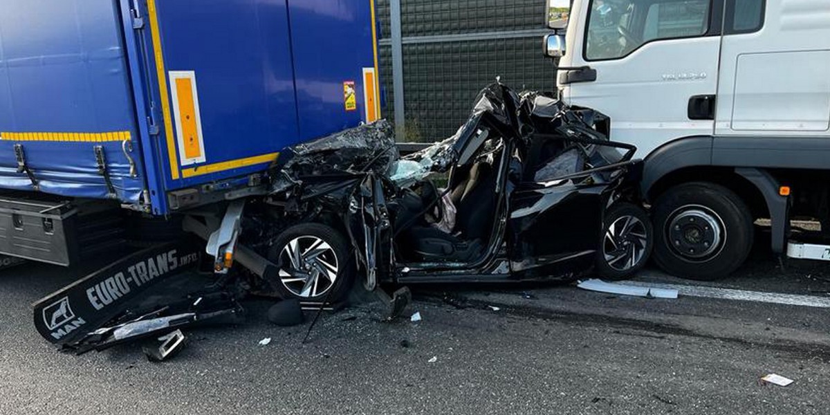 Łódzkie. Wypadek na A2. Auto osobowe zmiażdżone między dwiema ciężarówkami.