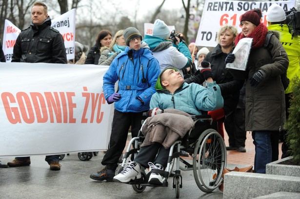 Protest opiekunów osób niepełnosprawnych przed KPRM