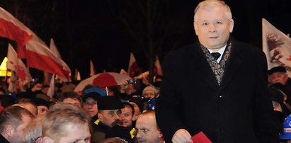 Manifestacja PiS. To tłumy, czy garstka? Była czerwień dla...