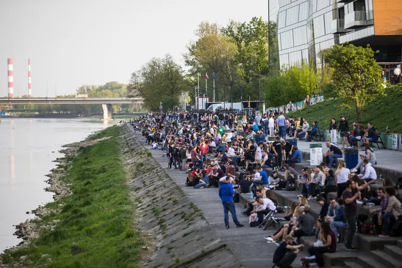 Tłumy ludzi w 2019 r., gdy na schodkach można było legalnie spożywać alkohol. Tuż obok budynku The Tides, którego inwestor jest zwolennikiem zakazu.