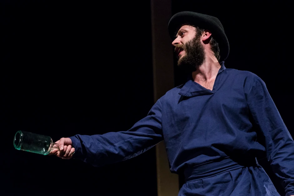 Scena iz predstave ''Jesenjin'' Novosadskog pozorišta