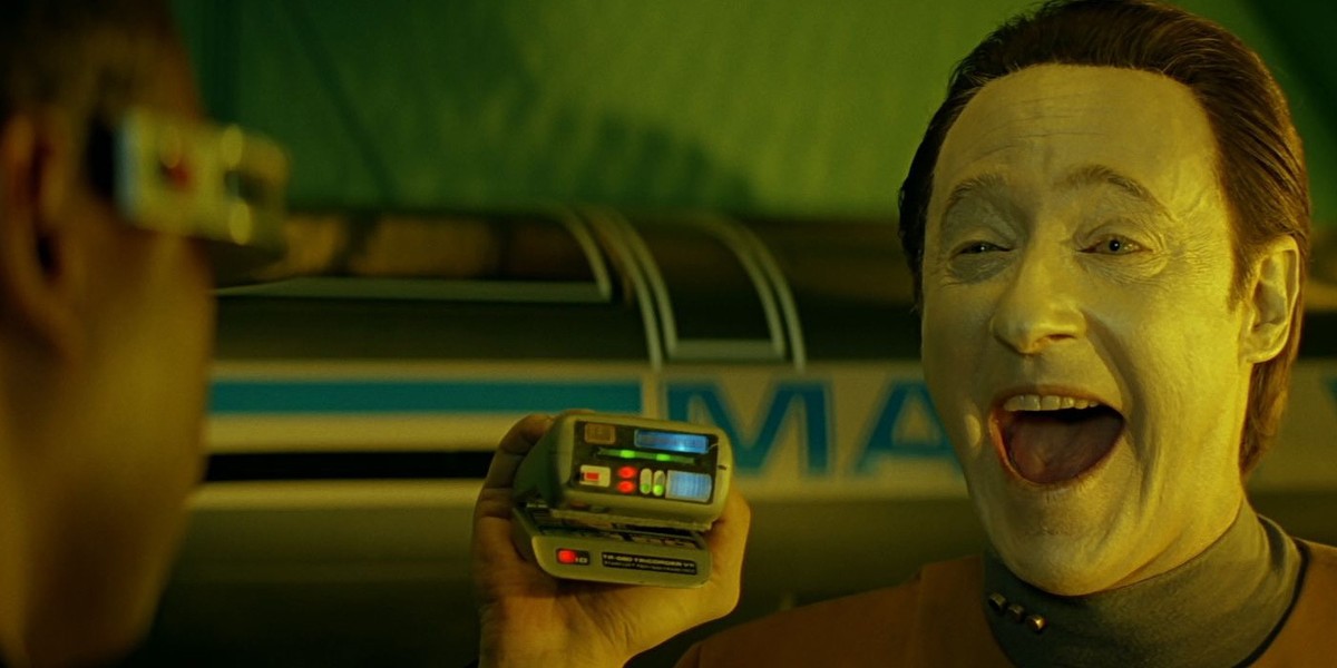 Tricorder ze "Star Treka" w ręku serialowego androida Data