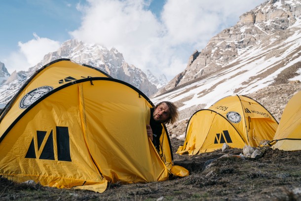 Andrzej Bargiel w bazie pod Laila Peak (6096 m n.p.m.) na dzień przed atakiem szczytowym, 9 maja 2021 r.  