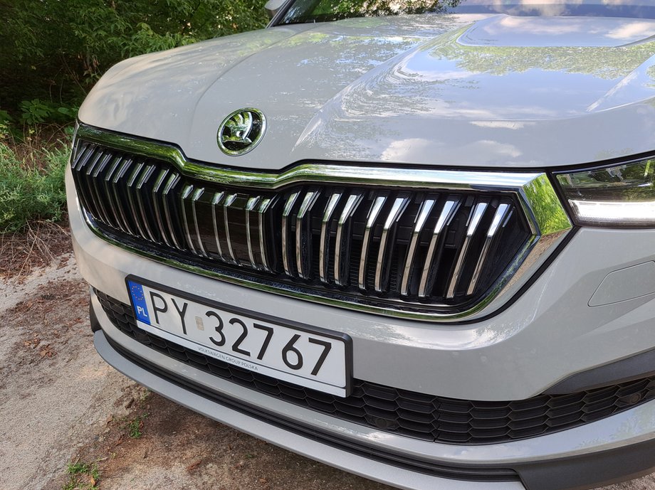 Skoda Kodiaq - umieszczone z przodu (ale też pod lusterkiem wstecznym) czujniki sprawiają, że kierując Kodiaqiem trudno jest spowodować typową w korkach stłuczkę. Auto powinno samo zahamować, gdy zajdzie potrzeba.