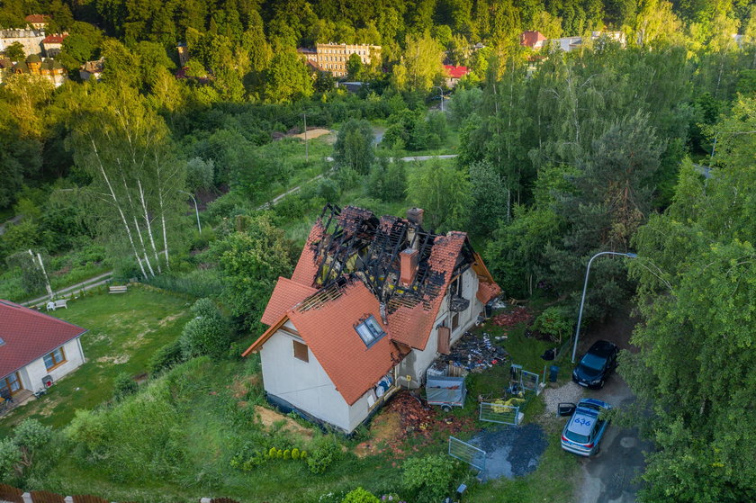 Pożar domu w Głuchołazach. W krzakach znaleziono ranną kobietę