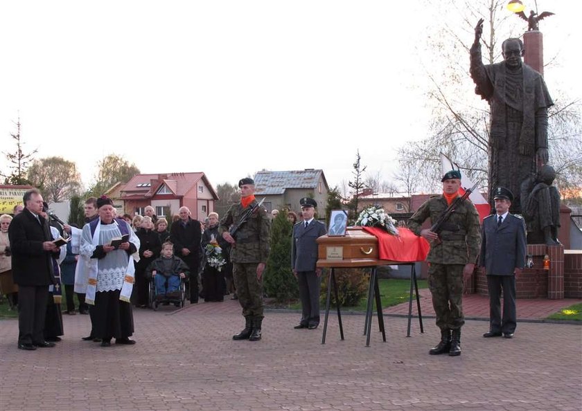 Zrozpaczona rodzina żegna stewardessę