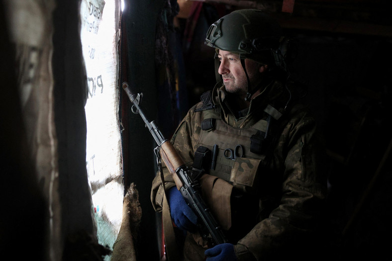 Ukraiński żołnierz niedaleko linii frontu